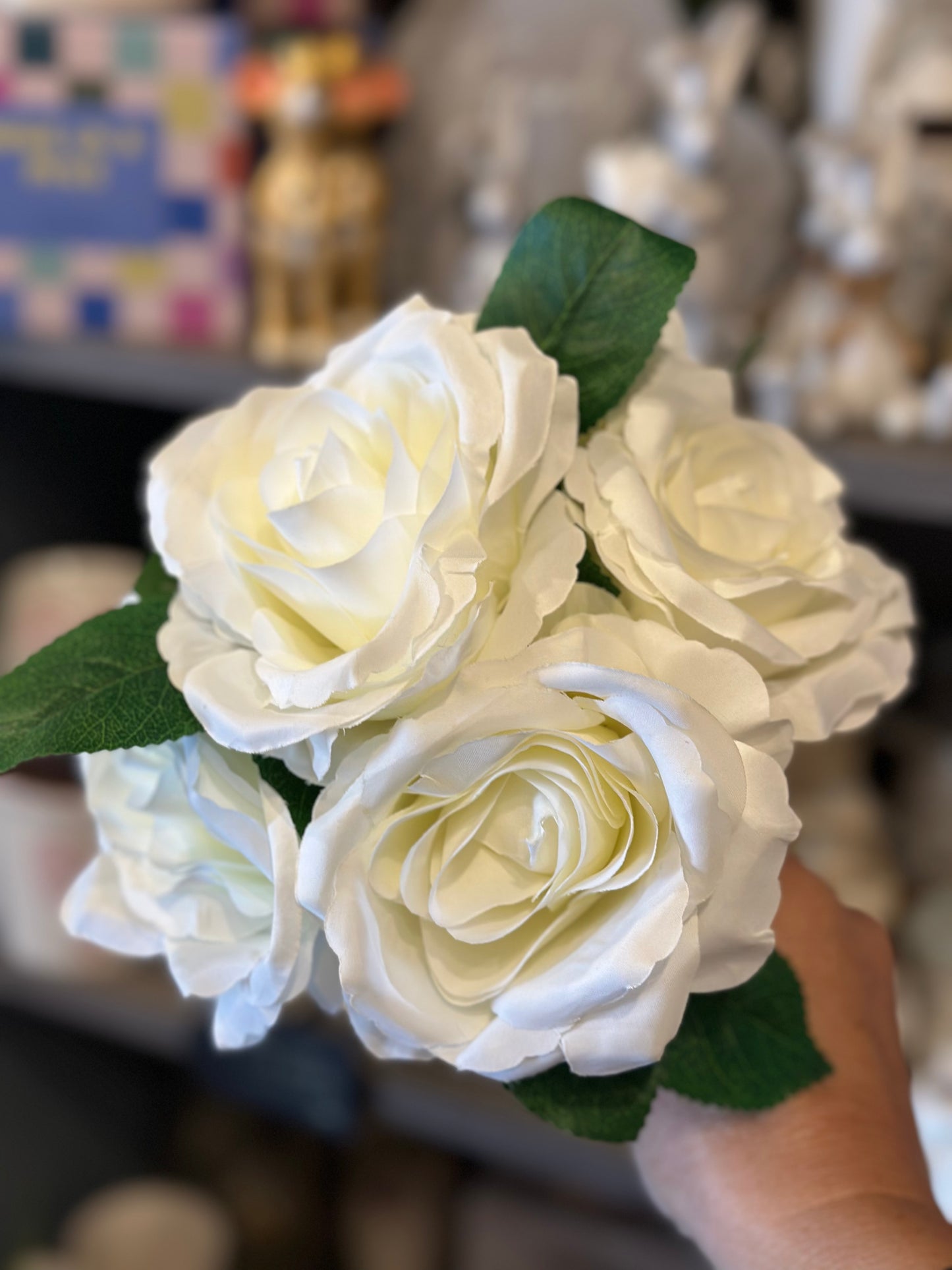 Bunch of Ivory Tea Roses