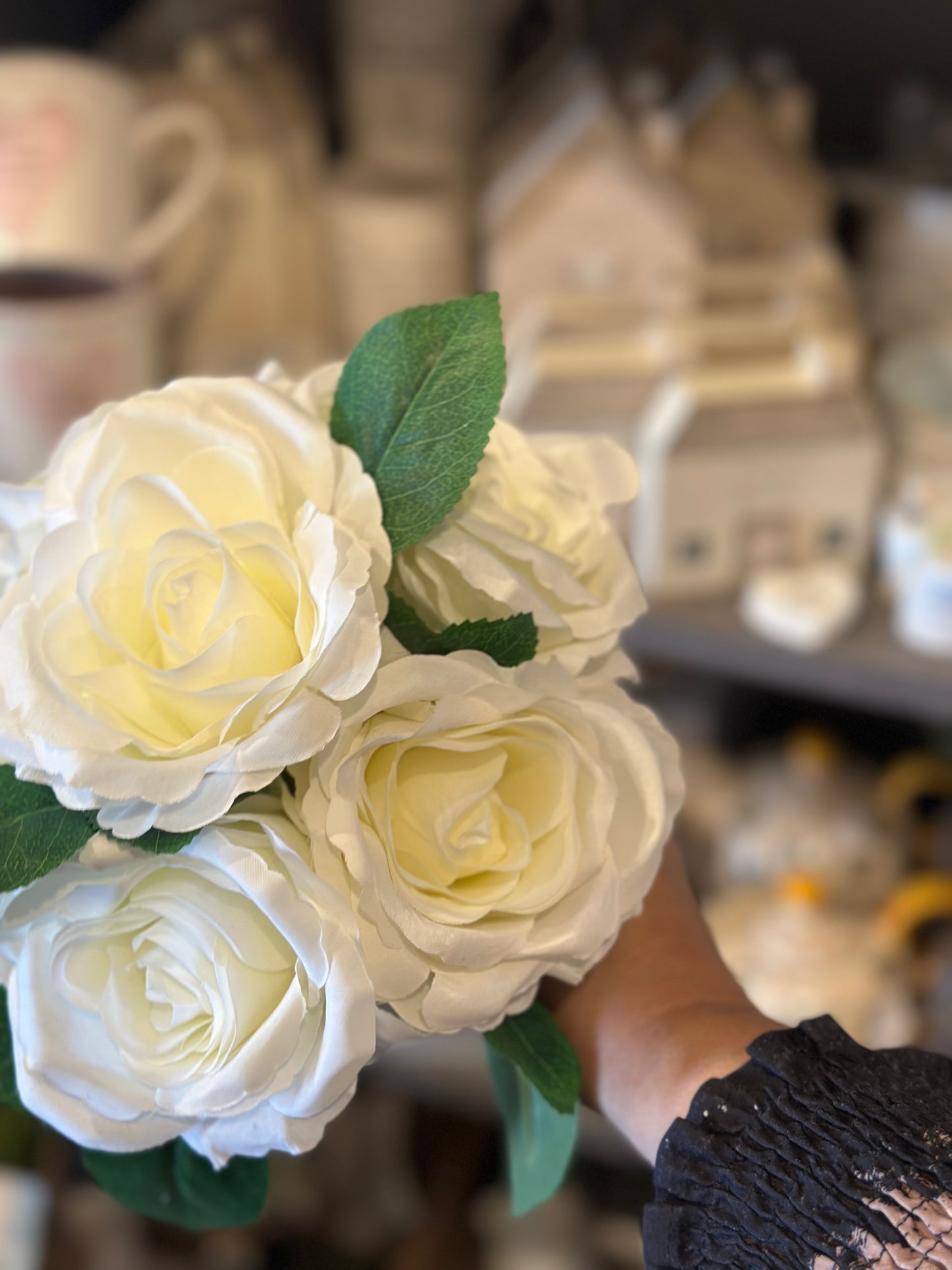 Bunch of Ivory Tea Roses